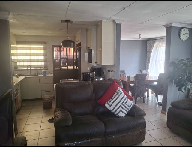 3 BEDROOM FREEHOLD FOR SALE IN CLAYVILLE